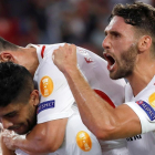 Banega, Roque Mesa y Sergi Gómez celebran uno de los goles del Sevilla.-EFE / JULIO MUÑOZ