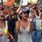 Varias jóvenes gritan consignas contra el presidente Maduro, en Los Teques (Estado de Miranda, Venezuela).-AFP / RONALDO SCHEMIDT