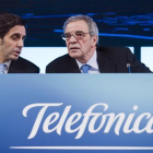 Fotografía de archivo del presidente de Telefónica, César Alierta (d), que deja su puesto en la compañía tras casi 16 años al frente de la operadora de telecomunicaciones española, junto al consejero delegado, José María Álvarez-Pallete López, que pasará -EFE