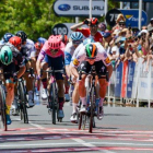 Sam Bennett, a la derecha, se impone en la primera etapa del Tour Down Under, en Australia.-BRENTON EDWARDS / AFP