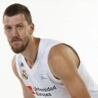 El jugador de baloncesto Ognjen Kuzmic, con la camiseta del Real Madrid.-