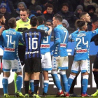 Discusión entre los jugadores del Inter y el Nápoles en un partido de liga italiana en 2018.-MATTEO BAZZI/ EFE