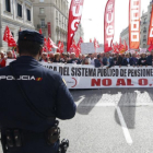 Manifestación convocada por UGT y CCOO en Madrid, en defensa de unas pensiones dignas.-/ EFE / JAVIER LIZÓN