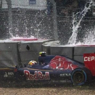 El Toro Rosso de Carlos Sainz choca contra el muro en la Q1 de la sesión de clasificación del Gran Premio de EEUU.-REUTERS / ADREES LATIF