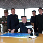 Kim Jong-un junto a un grupo de asesores observa el lanzamiento del misil que sobrevoló territorio de Japón.-AFP