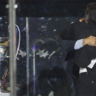 Josep Maria Bartomeu felicita a Luis Enriquer tras ganar la Champions en Berlín.-Foto: JORDI COTRINA