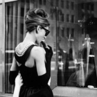 Audrey Hepburn, en la famosa escena de 'Desayuno con diamantes' ante la joyería Tiffany's de Nueva York.-