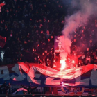 Aficionados del París SG encienden bengalas durante el partido de Copa ante el Olympique.-/ AFP / CHRISTOPHE SIMON