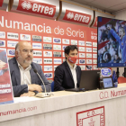 Luis Martínez y Javier del Pino en la presentación de la campaña de abonos del Numancia para la próxima temporada. GONZALO MONTESEGURO