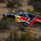 El Peugeot de Carlos Sainz en el Dakar.-AP / JORGE SAENZ