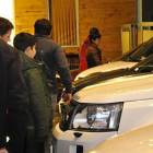 Público visitando la exposición de coches. / D. M. -