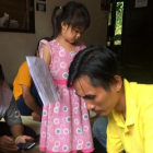 Los padres de uno de los niños atrapados en las cuevas de Chian Rai esperan noticias del rescate, este lunes. /-REUTERS / JAMES POMFRET