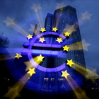 Imagen del símbolo del euro frente a la sede del BCE en Francfort.-KAI PFAFFENBACH