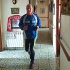 Jesús del Río, Macari, en su maratoniana jornada de atletismo del lunes en el pasillo de su casa. CEDIDA