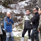 Tres de los montañeros afectados charlan con miembros del dispositivo de búsqueda. / FERNANDO ORTE-