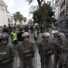 Miembros de la Guardia Nacional Bolivariana impiden el paso a la Asamblea Nacional.-EFE