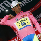 Alberto Contador, en el podio del Giro, donde sí pudo vestirse de rosa, lo que el jueves no pudo hacer por culpa de la caída sufrida.-Foto:   AFP / LUK BENIES