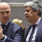 El comisario europeo de Economía, Pierre Moscovici, conversa con el ministro portugés de Finanzas, Mario Centeno, este martes en Bruselas.-JOHN THYS / AFP