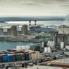 Imagen de la actividad industrial en una zona del puerto de Barcelona.-FERRAN SENDRA