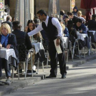 Camarero sirviendo en la plaza Real de Barcelona.-DANNY CAMINAL