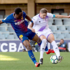 El Numancia rescataba un punto en el Mini Estadi en una nueva remontada del equipo esta temporada, en la imagen el culé Ballou con el rojillo Ripa.-Área 11