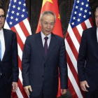 El viceprimer ministro chino Liu He, en el centro, con dos representantes de EEUU, en Shanghai.-AFP