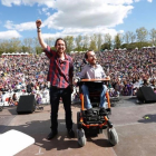 Pablo Iglesias y Pablo Echenique durante la Fiesta de Primavera que celebro Podemos hoy en un céntrico parque madrileño.-DAVID CASTRO