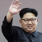 Kim Jong-un saluda a la multitud durante un desfile en Pionyang, el 10 de mayo del 2016.-AP / WONG MAYE-E