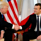 Trump y Macron se miran durante el estrecho apretón de manos que protagonizaron en la cumbre de la OTAN en Bruselas.-REUTERS