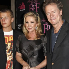 Conrad Hilton posa junto a sus padres, Kathy y Rick Hilton, en la alfombra roja de los premios MTV.-AP