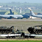 Aviones y tanques estadounidenses en la base militar de Incirlik, en Turquía.-EPA / BASRI BAS