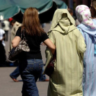 Mujeres vestidas al uso occidental junto a otras con vestimentas tradicionales, en la plaza Jemaa El Fna, en Marraquech, en una imagen de archivo.-XAVIER JUBIERRE