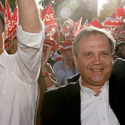Pedro Sánchez y Antonio Miguel Carmona.-Foto: EFE / JUANJO MARTÍN