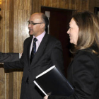 Carlos Martínez junto a Ramiro Ruiz Medrano y María José Heredia en el Ayuntamiento. / V.G.-
