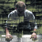 Silueta de un 'hacker' que utiliza un comando en la interfaz gráfica de usuario.-123RF