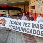 Protesta de Soria ya en la estación de autobuses con una pancarta de 2009 y que consideraron plenamente vigente. MARIO TEJEDOR