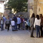 Turistas ayer en Calatañazor.-Diego Mayor