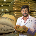 Grabiel Céspedes muestras en sus manos los granos de café en la fábrica palentina de Prosol.-MIGUEL Á. SANTOS