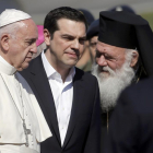 El Papa, recibido por el primer ministro griego, Alexis Tsipras, y el patriarca de la iglesia ortodoxa griega, Bartolomé I, en Lesbos.-REUTERS