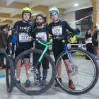 Los hermanos Iván y Sancho Díez rodean al tercer clasificado en Beasáin.-HDS