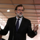 El presidente del Gobierno, Mariano Rajoy, durante las declaraciones que realizó a su llegada a la recepción que se celebra en el Congreso de los Diputados con motivo del Día de la Constitución.-EFE / JUAN CARLOS HIDALGO