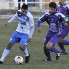 Un momento del partido disputado ayer en La Arboleda entre el Almazán y el Becerril.-VALENTÍN GUISANDE