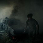 RICARDO GARCIA VILANOVA-Imagen tomada poco después de estallar un coche bomba accionado por un suicida en Sirte.