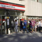 Cola de parados ante una oficina de empleo en Madrid.-AP / PAUL WHITE