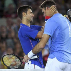 Djokovic y Del Potro se abrazan tras la victoria del argentino sobre el número 1 del mundo.-REUTERS / TOBY MELVILLE