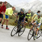 Alberto Contador, en el centro, junto a Nairo Quintana y Omar Fraile, a la derecha, durante la ascensión a los Lagos.-EFE / JAVIER LIZÓN