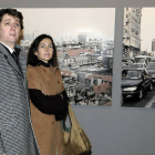 Carlos Martínez junto a Ángeles González-Sinde posando frente a unas fotografías expuestas en la antigua sede del Banco de España. / ÁLVARO MARTÍNEZ-