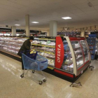 Una mujer mira la oferta en un supermercado del barrio de Gràcia.-DANNY CAMINAL