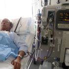 El presidente de Alcer Soria, durante una sesión de hemodiálisis en el Complejo Hospitalario. / VALENTÍN GUISANDE-