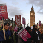 Varias personas manifiestan con pancartas delante del Parlamento en Londres, Reino Unido, el pasado lunes.-EFE